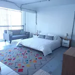 Hermoso loft industrial, con terraza.